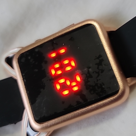 TCK Cat Ears Digital Watch - Picture 8 of 10